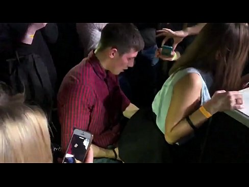 ❤️ Sexo real en una discoteca rusa. Chica rusa de 18 años en el ano y la vagina follada en un club nocturno Video de porno en es.hentaiser.ru ❌️