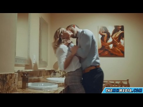 ❤️ Cuando una rubia tetona te seduce en un baño público Video de porno en es.hentaiser.ru ❌️